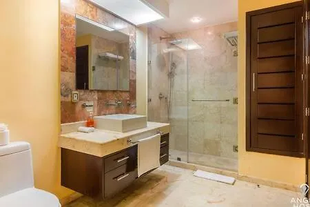 Vakantiehuis Oceanfront Condo A Block Off 5Th In Heart Of Playa Playa del Carmen